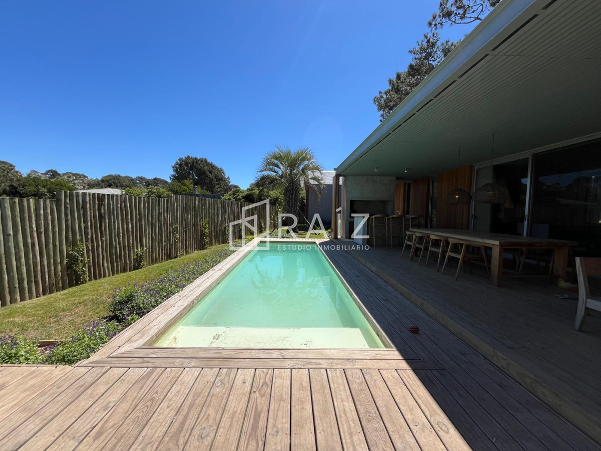 Casa ID.11453 - CASA EN VENTA 5 DORMITORIOS + DEPENDENCIA JOSE IGNACIO