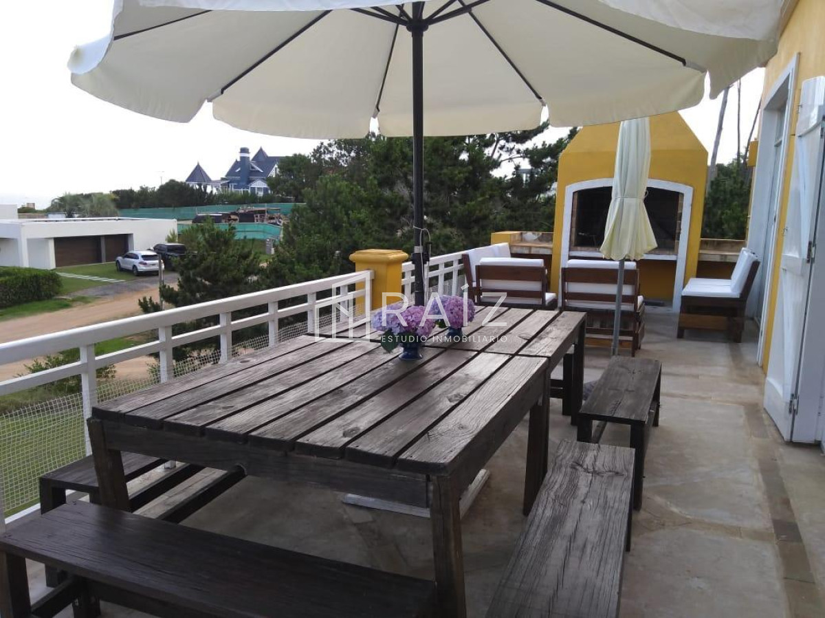 Casa ID.611 - Excelente casa de 5 dormitorios a pasos del mar. EN VENTA!!