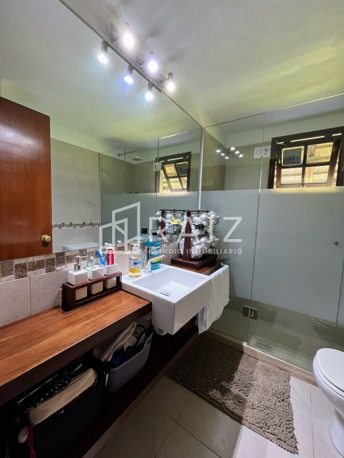 Casa ID.1112 - CASA EN VENTA 3 DORMITORIOS  Y DEPENDENCIA PISCINA PINARES