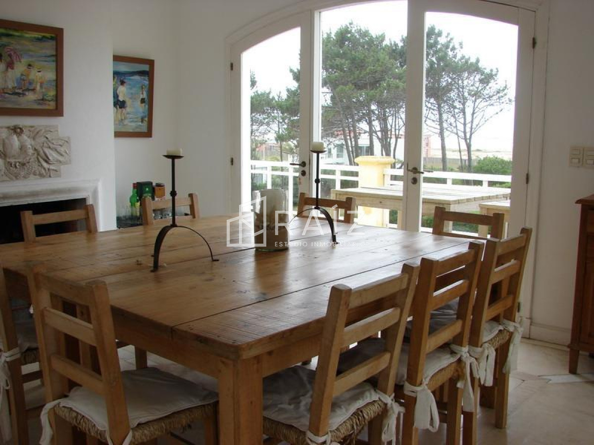 Casa ID.611 - Excelente casa de 5 dormitorios a pasos del mar. EN VENTA!!