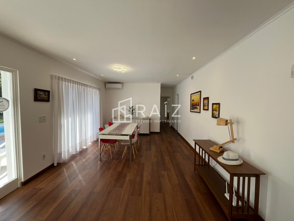 Casa ID.9521 - CASA EN VENTA DE 3 DORMITORIOS Y DEPENDENCIA PISCINA CLIMATIZADA SOLANAS 
