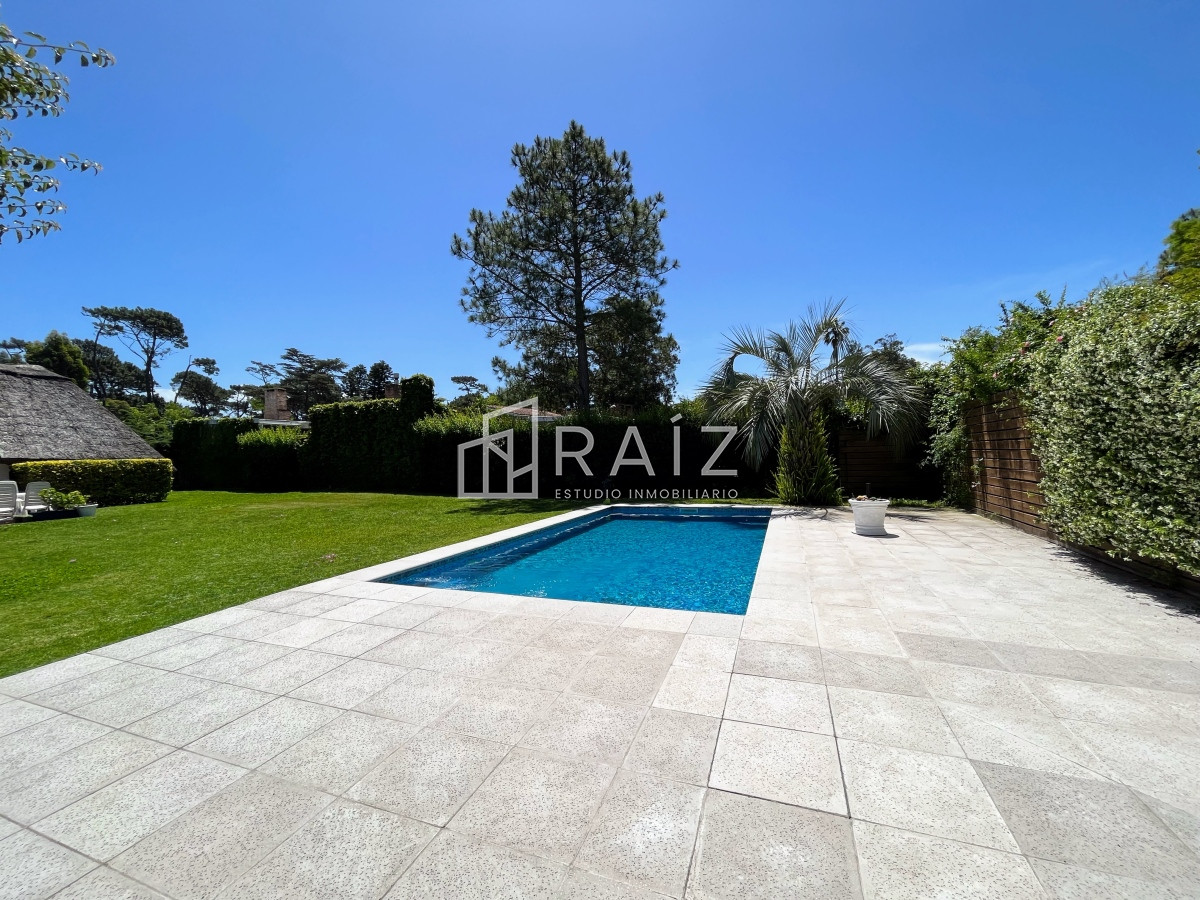 Casa ID.1112 - CASA EN VENTA 3 DORMITORIOS  Y DEPENDENCIA PISCINA PINARES