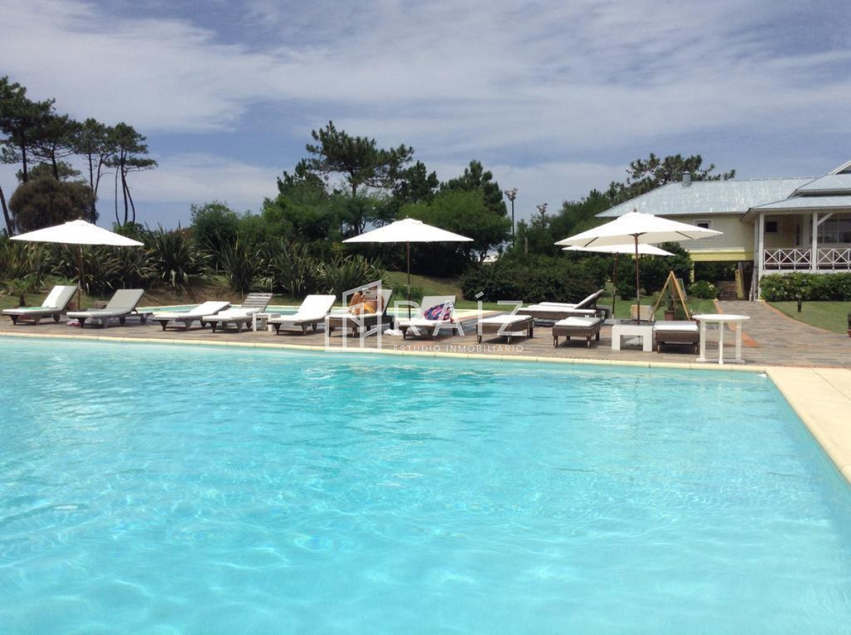 Casa ID.611 - Excelente casa de 5 dormitorios a pasos del mar. EN VENTA!!