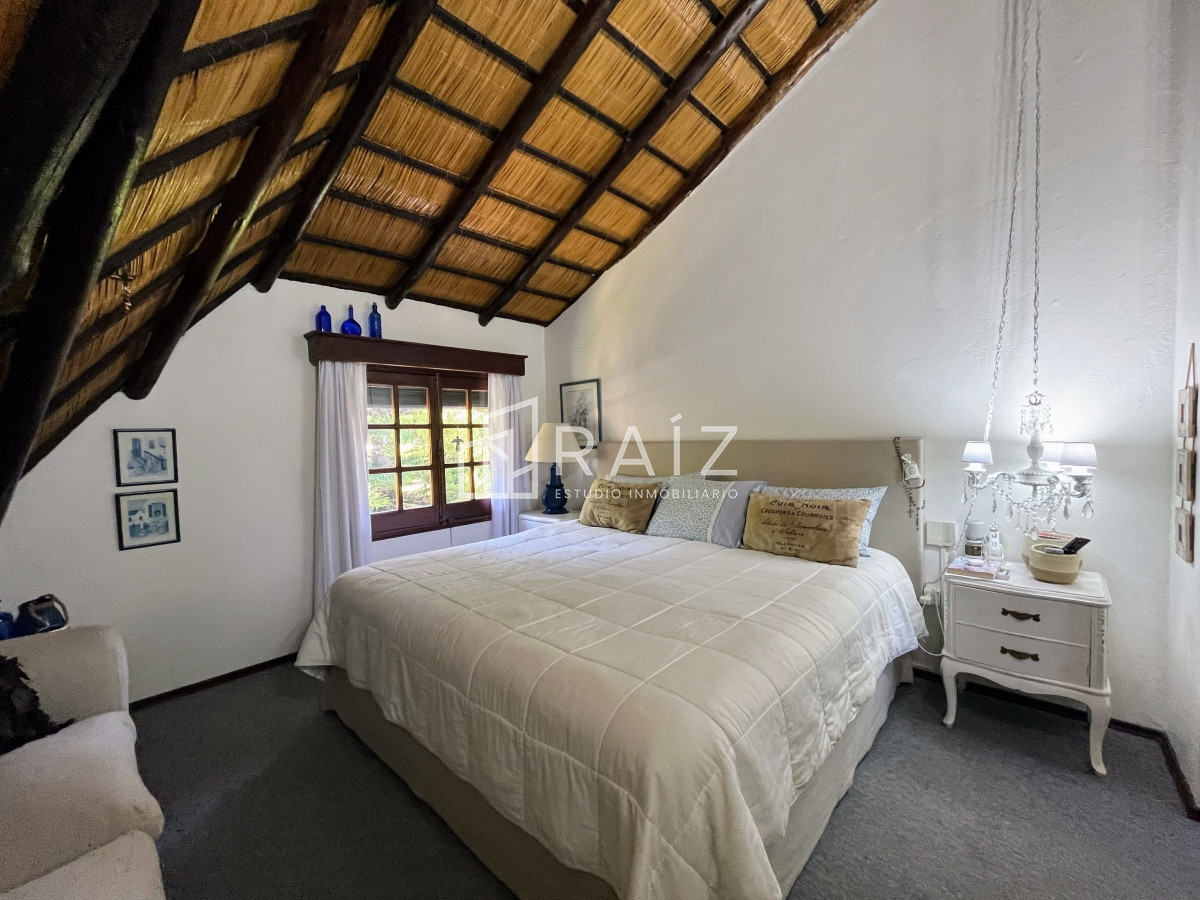 Casa ID.1112 - CASA EN VENTA 3 DORMITORIOS  Y DEPENDENCIA PISCINA PINARES