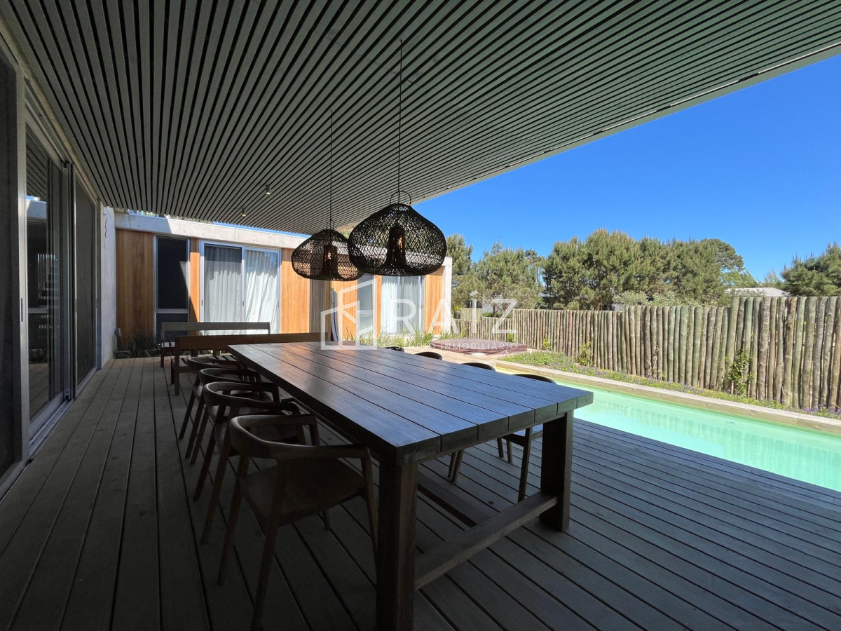 Casa ID.11453 - CASA EN VENTA 5 DORMITORIOS + DEPENDENCIA JOSE IGNACIO