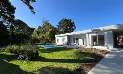 EN VENTA CASA DE 3 DORMITORIOS Y DEPENDENCIA PISCINA CLIMATIZADA SOLANAS