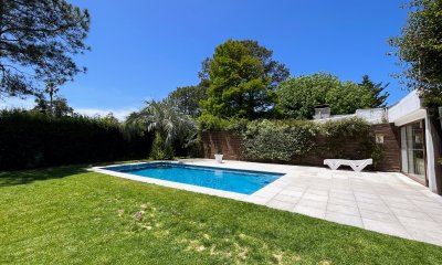 CASA EN VENTA 3 DORMITORIOS  Y DEPENDENCIA PISCINA PINARES