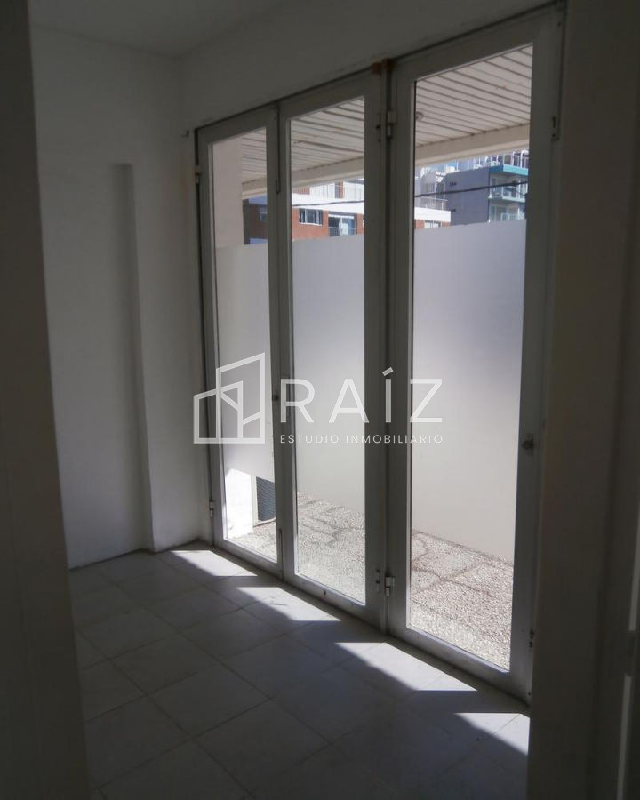 Local Comercial ID.1774 - Amplio local en Peninsula