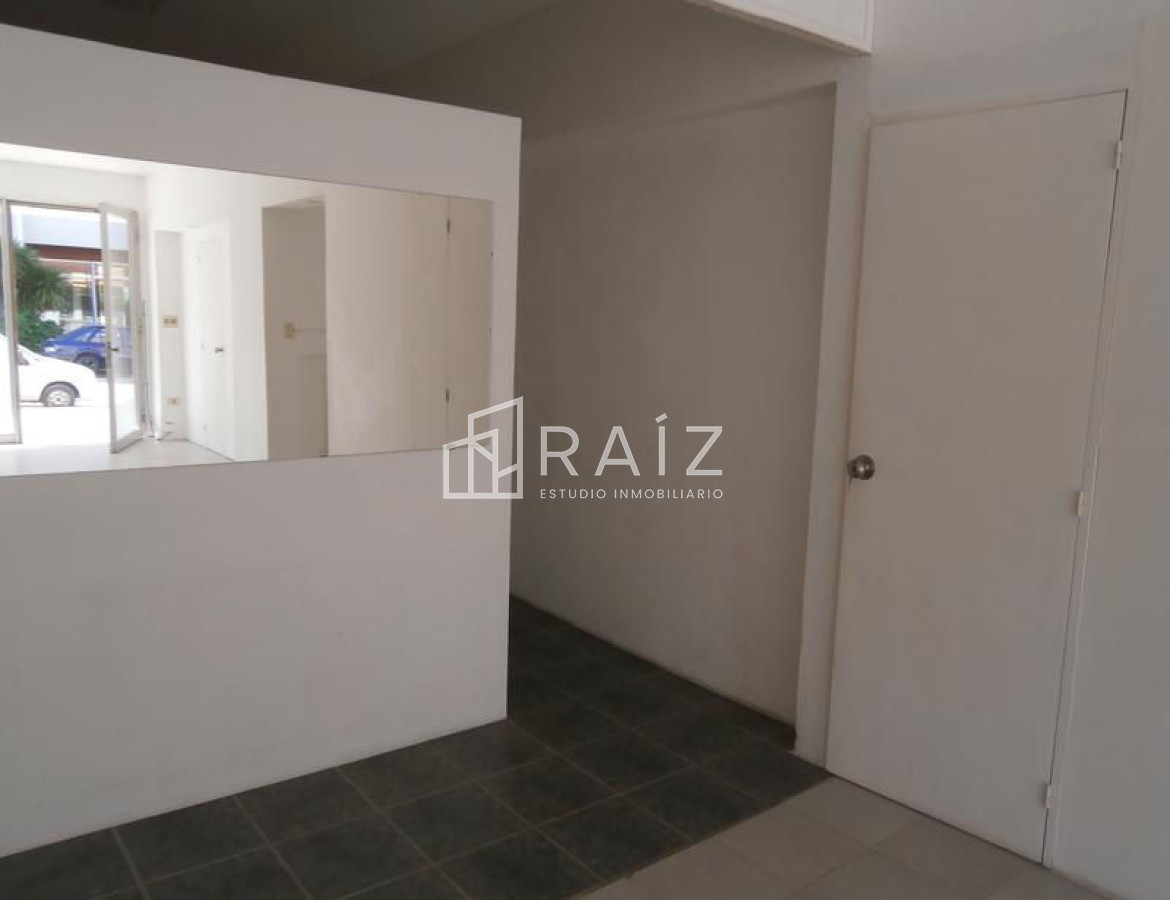 Local Comercial ID.1774 - Amplio local en Peninsula