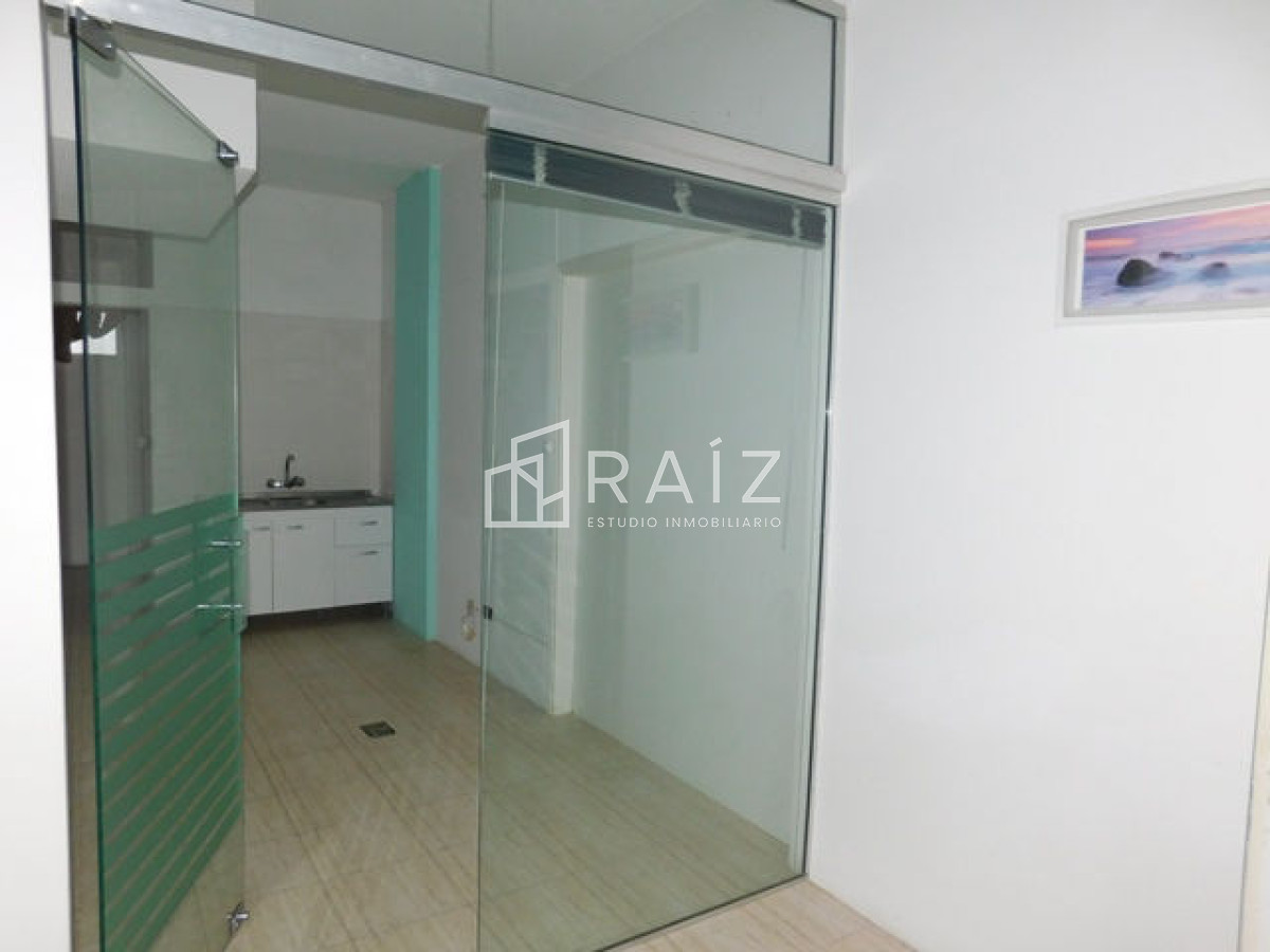 Local Comercial ID.2895 - Local en Punta del Este, Roosevelt