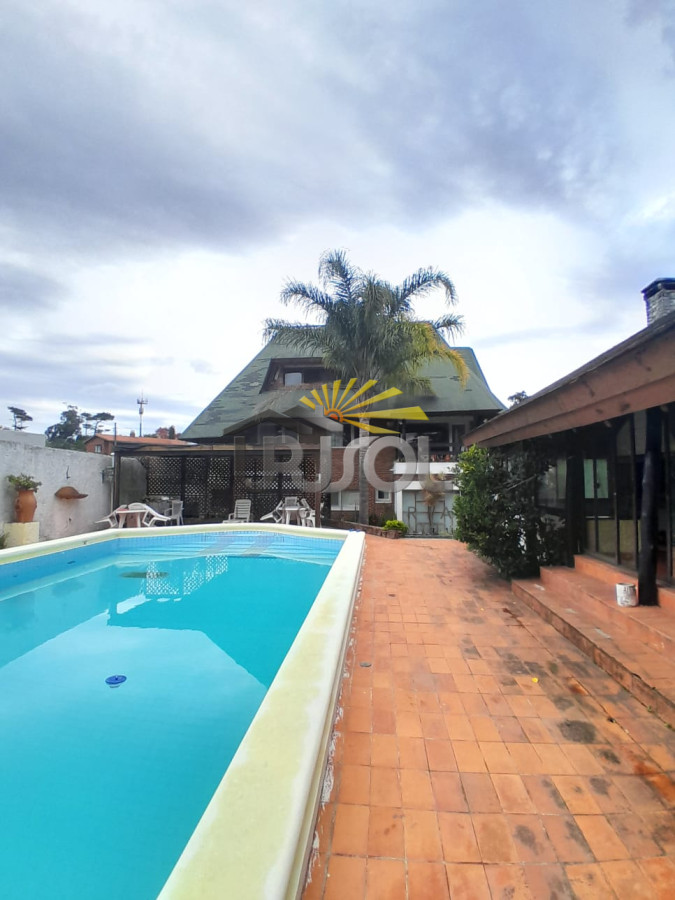 Casa ID.88 - Se VENDE Casa de 6 Dormitorios 