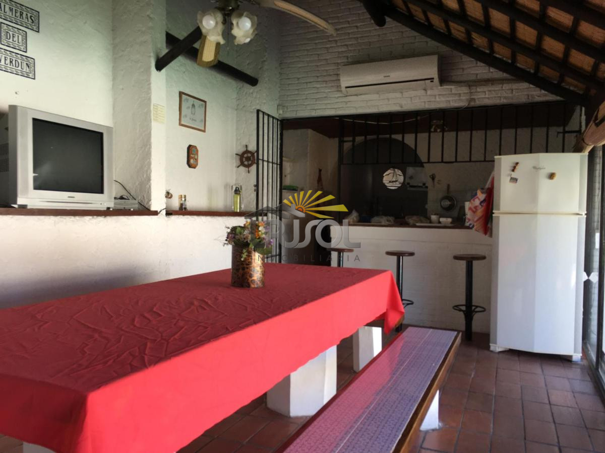 Casa ID.88 - Se VENDE Casa de 6 Dormitorios 
