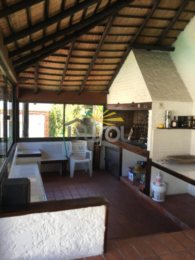 Casa ID.88 - Se VENDE Casa de 6 Dormitorios 