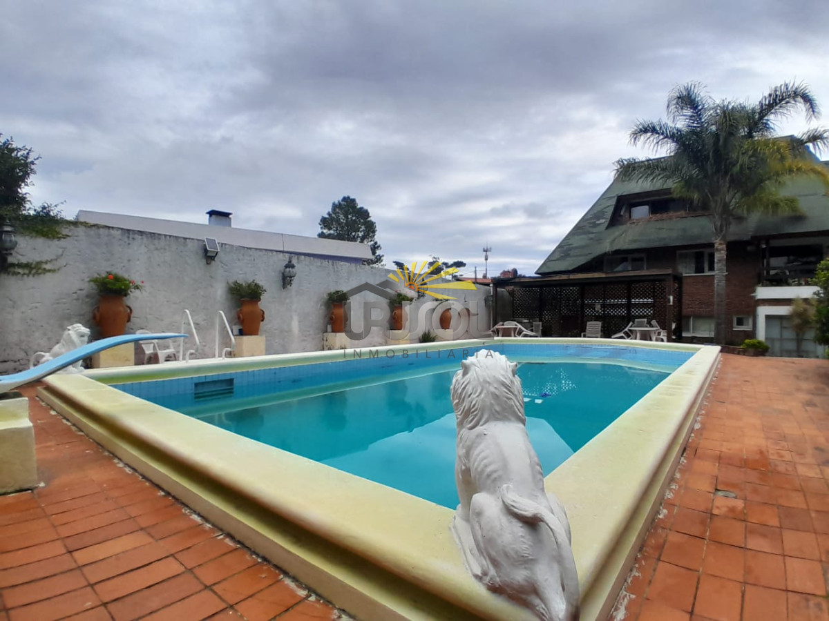 Casa ID.88 - Se VENDE Casa de 6 Dormitorios 