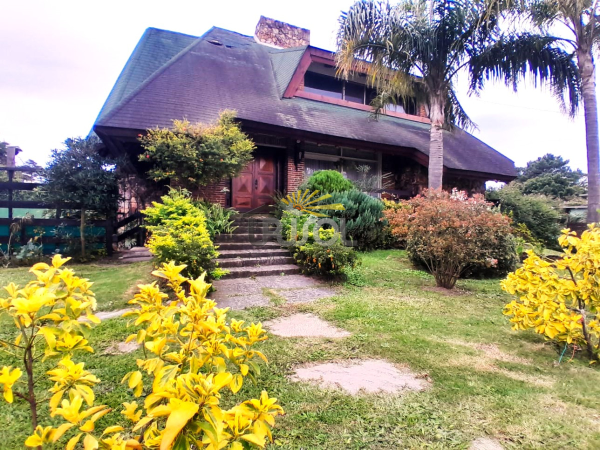 Casa ID.88 - Se VENDE Casa de 6 Dormitorios 