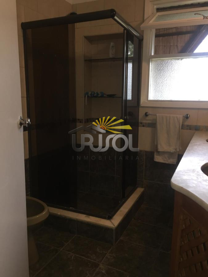 Casa ID.88 - Se VENDE Casa de 6 Dormitorios 