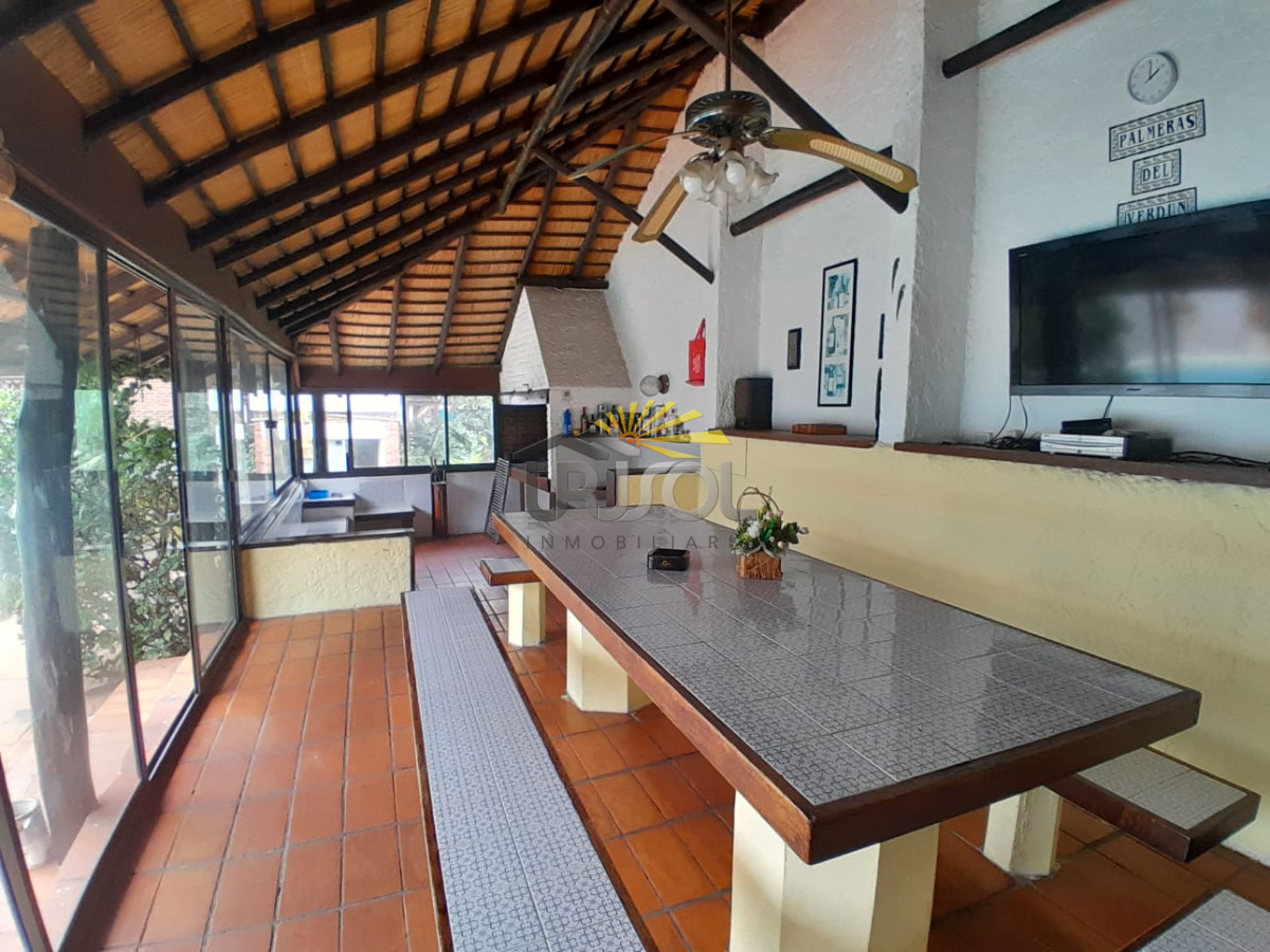 Casa ID.88 - Se VENDE Casa de 6 Dormitorios 