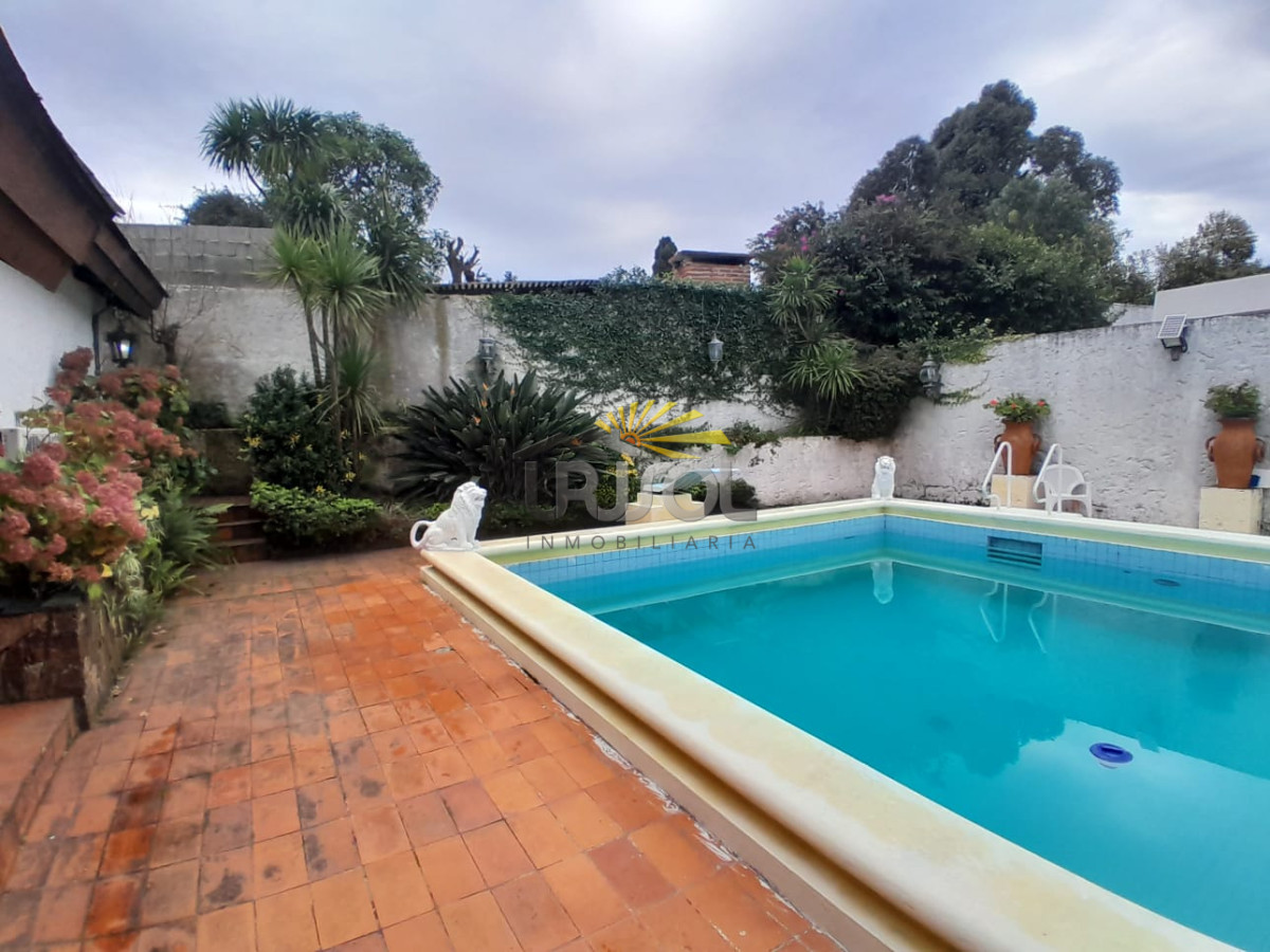 Casa ID.88 - Se VENDE Casa de 6 Dormitorios 