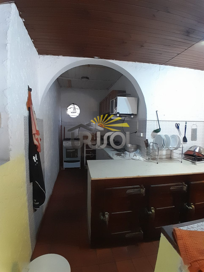 Casa ID.88 - Se VENDE Casa de 6 Dormitorios 