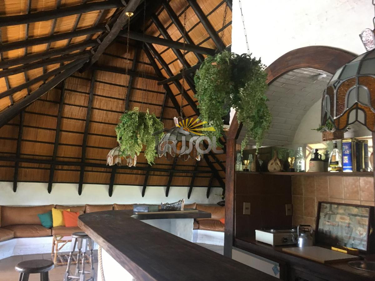 Casa ID.88 - Se VENDE Casa de 6 Dormitorios 