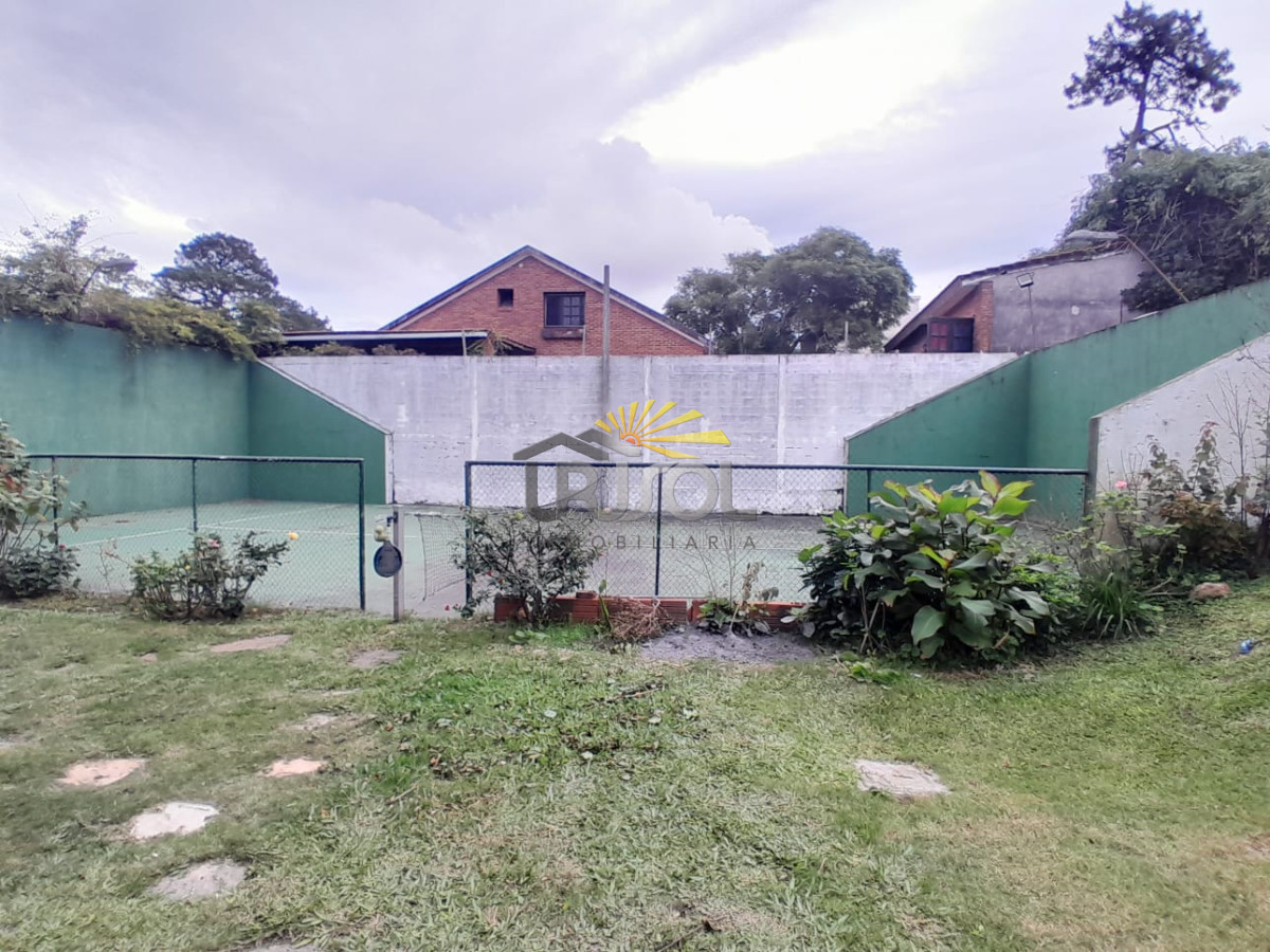 Casa ID.88 - Se VENDE Casa de 6 Dormitorios 