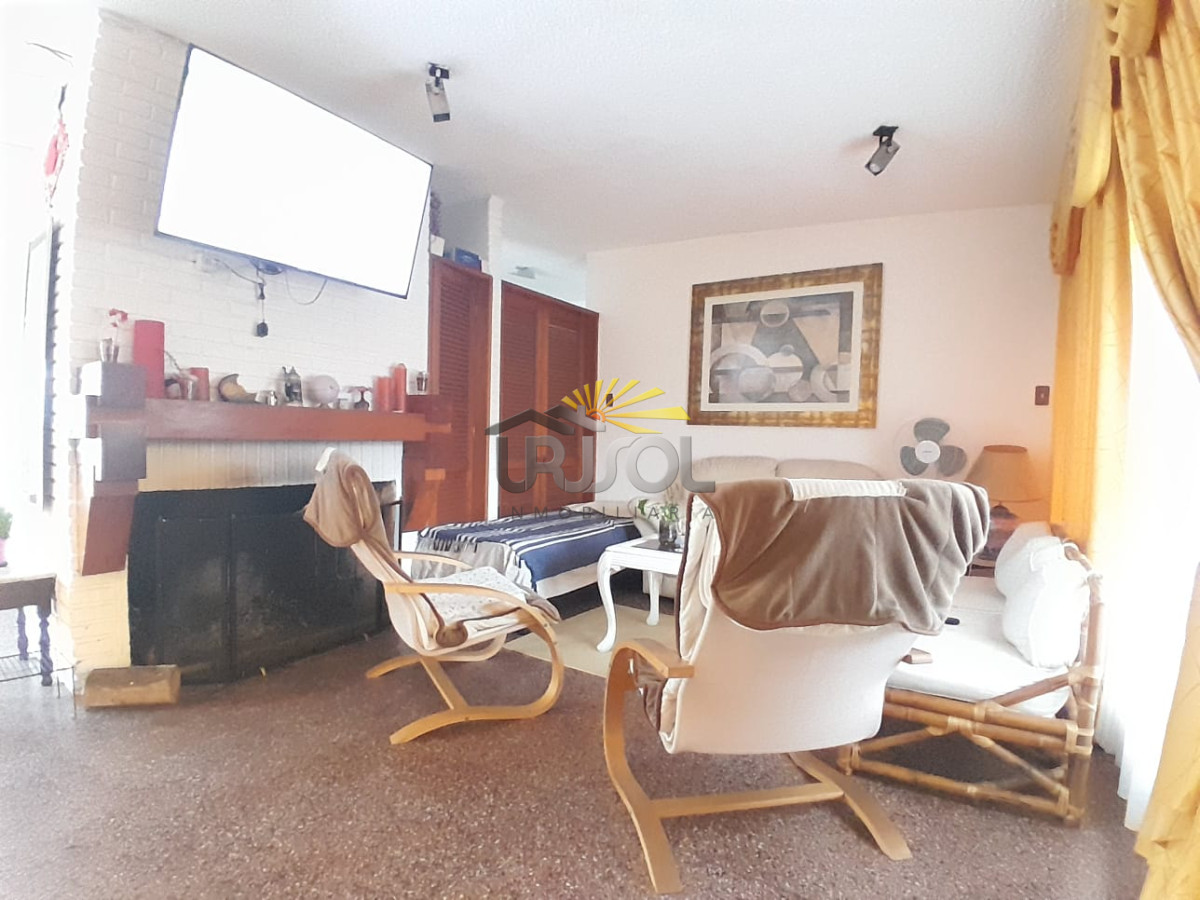 Casa ID.88 - Se VENDE Casa de 6 Dormitorios 