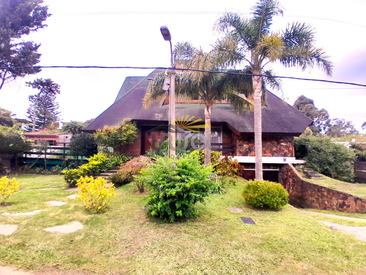 Casa ID.88 - Se VENDE Casa de 6 Dormitorios 