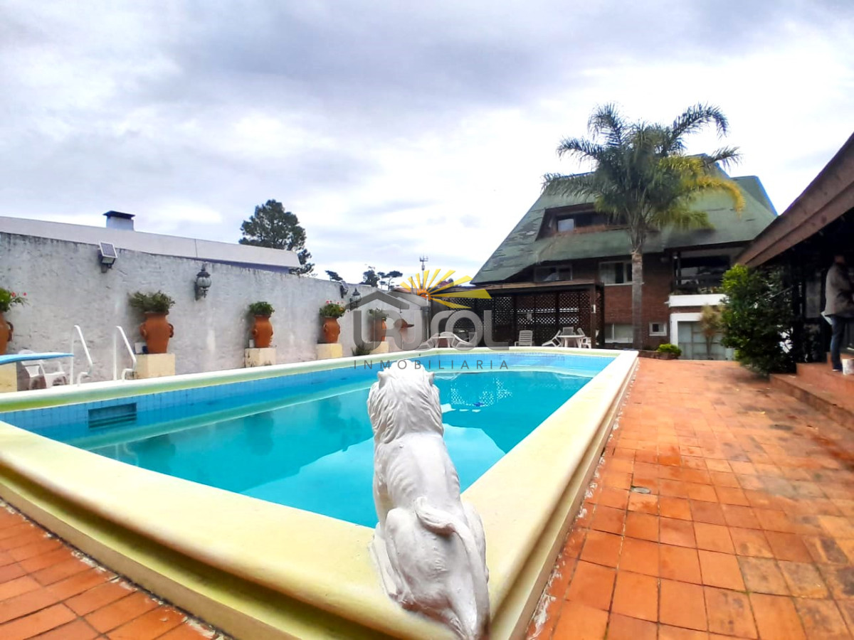 Casa ID.88 - Se VENDE Casa de 6 Dormitorios 