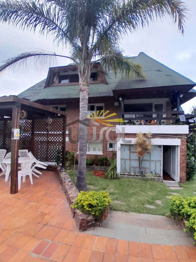 Casa ID.88 - Se VENDE Casa de 6 Dormitorios 