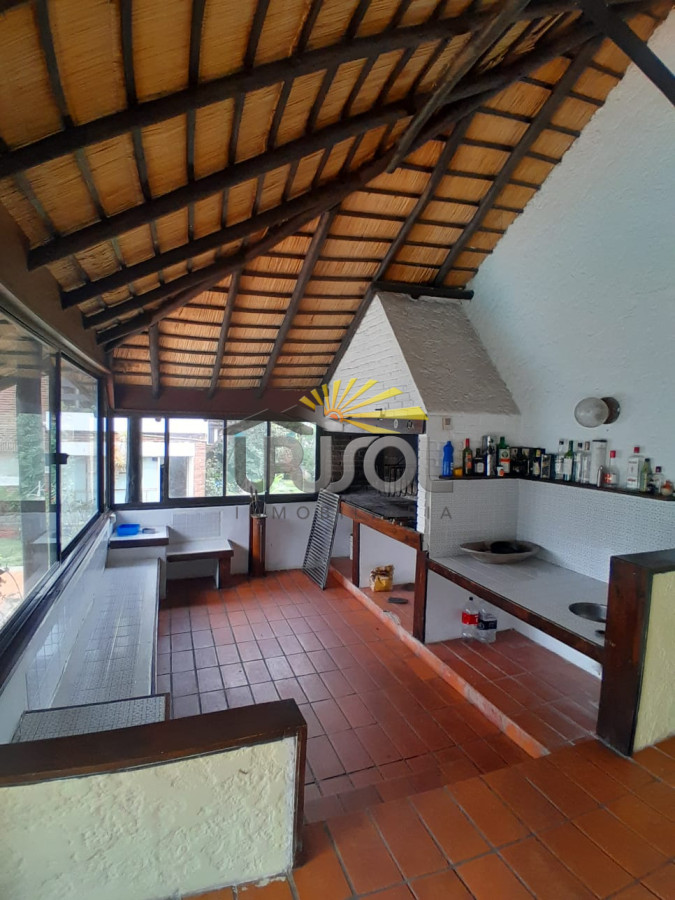 Casa ID.88 - Se VENDE Casa de 6 Dormitorios 