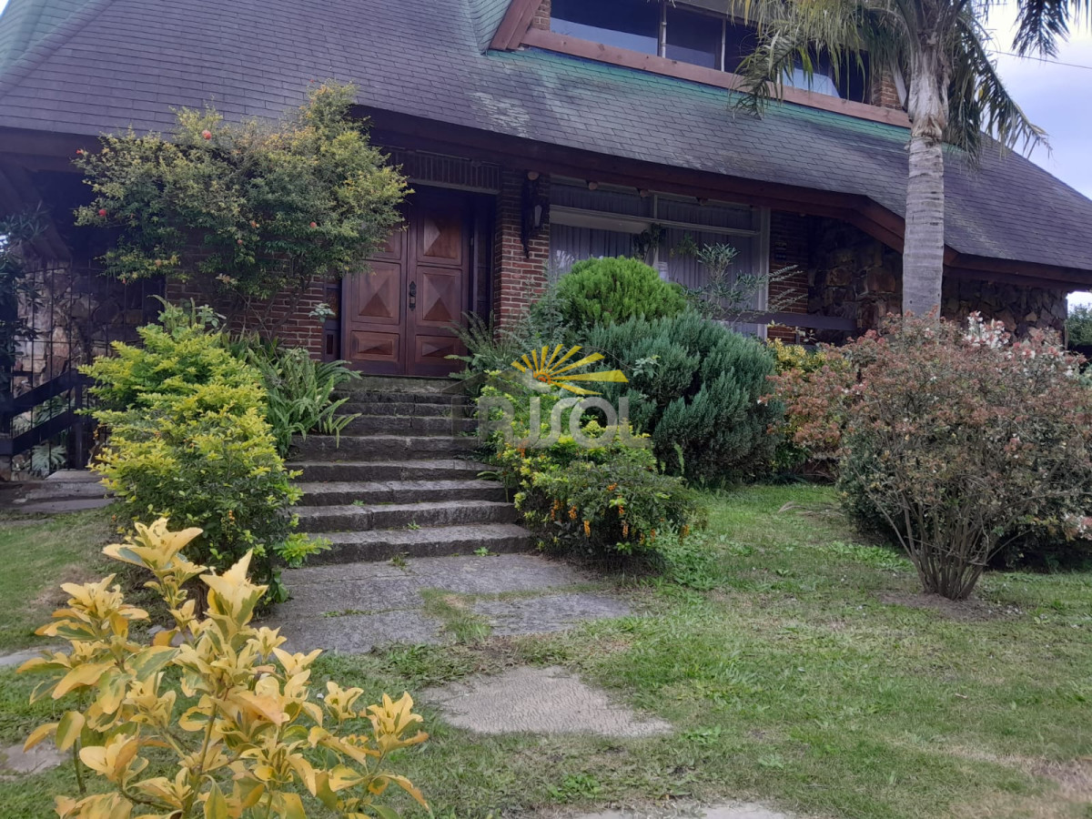 Casa ID.88 - Se VENDE Casa de 6 Dormitorios 