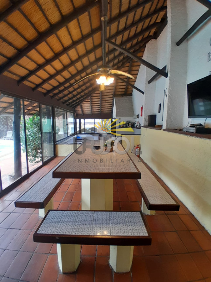 Casa ID.88 - Se VENDE Casa de 6 Dormitorios 