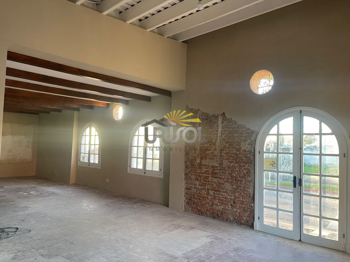 Local Comercial ID.70 - Se ALQUILA Amplio Local en Centro de Maldonado