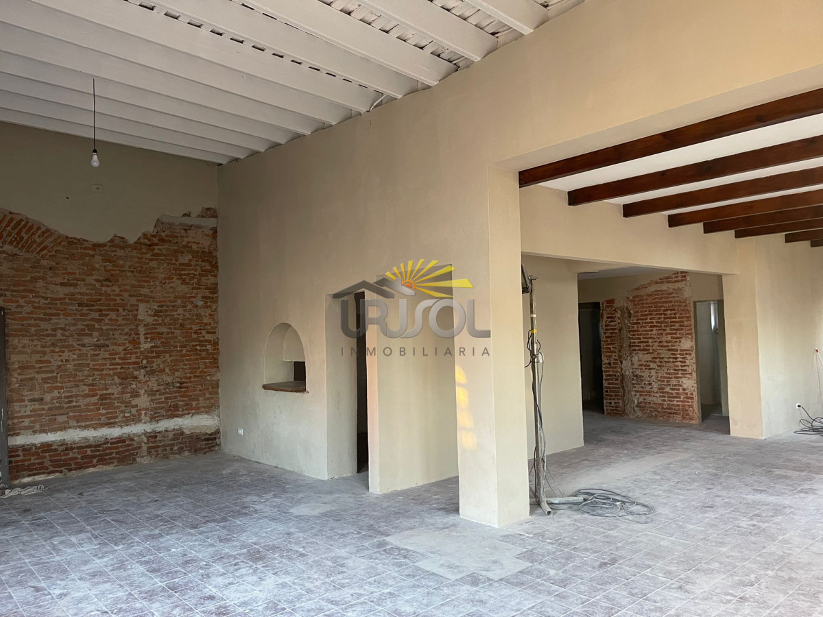 Local Comercial ID.70 - Se ALQUILA Amplio Local en Centro de Maldonado