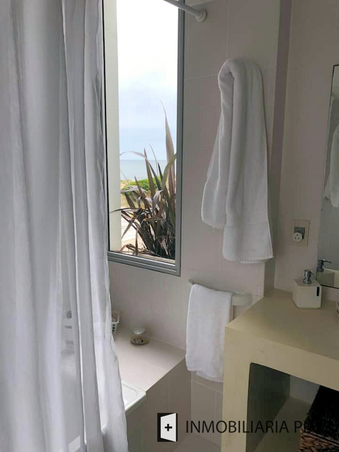 Casa ID.918 - Alquiler de CASA FRENTE AL MAR para 10 personas 656 m2 de Terreno en Solanas Punta Ballena
