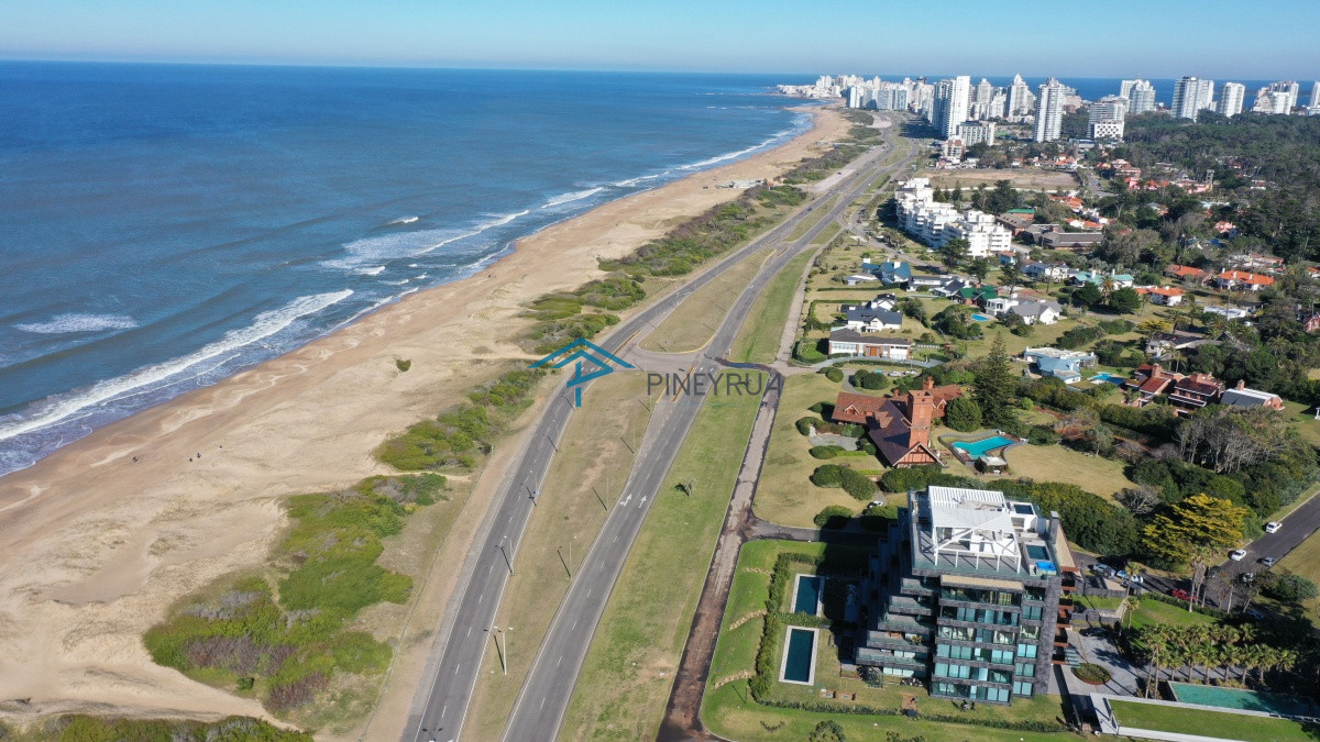 **Venta** Terreno de 1350 m2 , en San Rafael, Punta del Este. a 100 mts del Mar.
