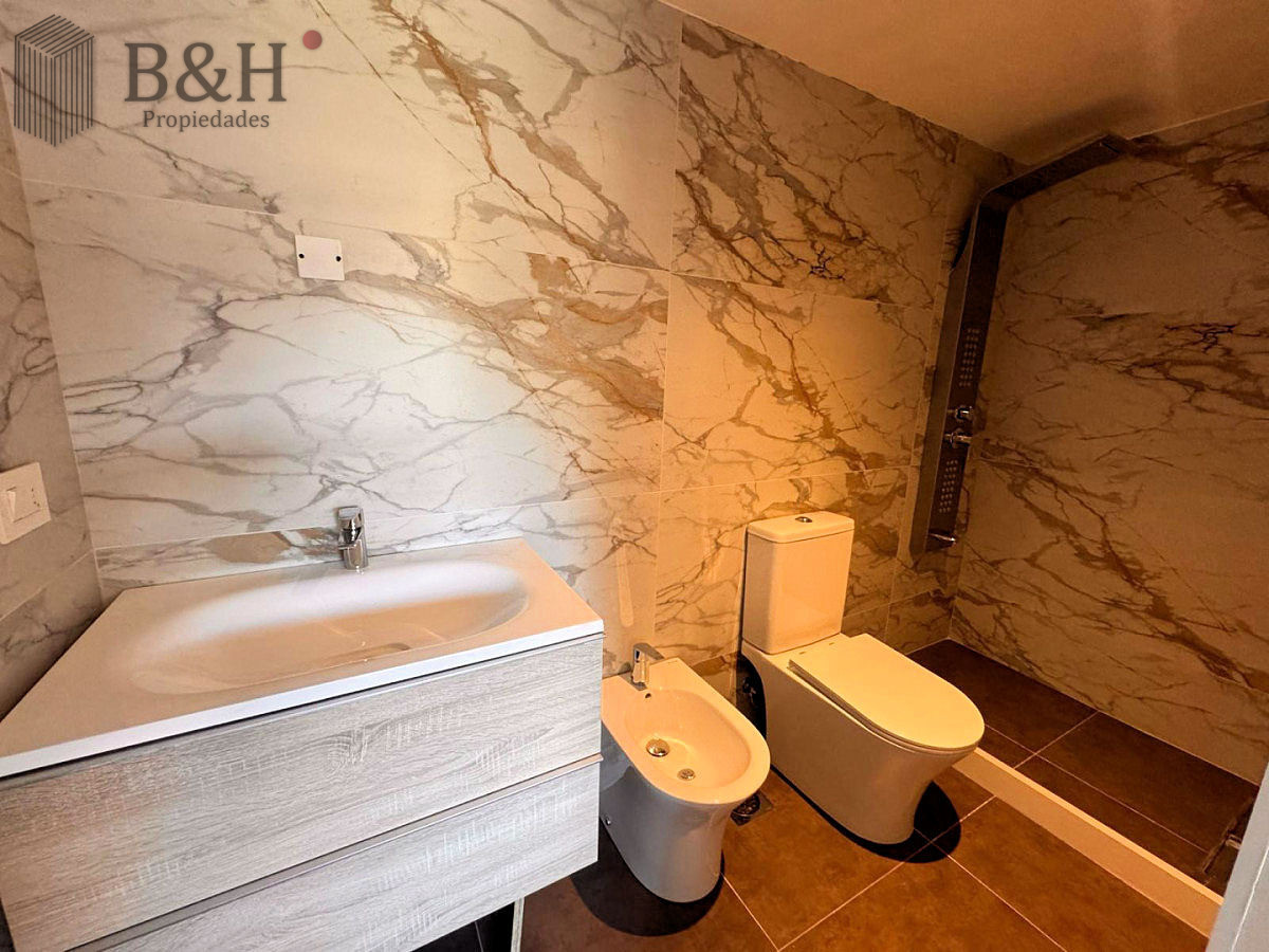 Apartamento ID.6518 - Venta de departamento de 2 dormitorios y 2 baños en REVENTA, Torres del Este,Punta del Este.