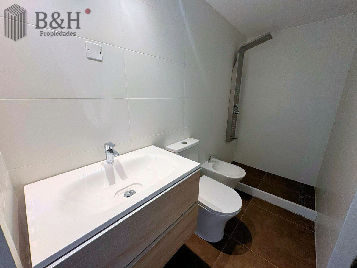 Apartamento ID.6518 - Venta de departamento de 2 dormitorios y 2 baños en REVENTA, Torres del Este,Punta del Este.