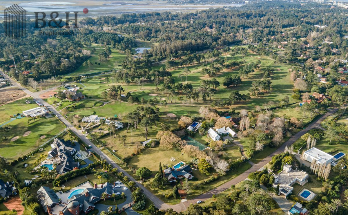 Casa ID.1398 - Venta de Residencia de 7 dormitorios en Zona Golf, Excelente construcción! 600m2 edificados 5000m2 de terreno