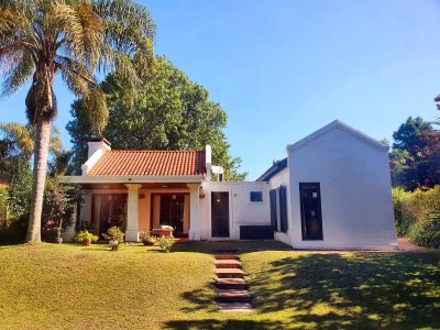Venta de Casa de 3 dormitorios en Jardines de Córdoba, Punta del Este.
