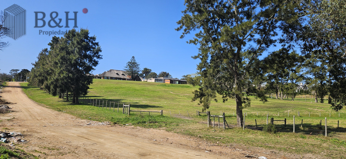 Venta de terreno de 2800 m2 en Barrio Golf de Punta del Este. - BYH6951T