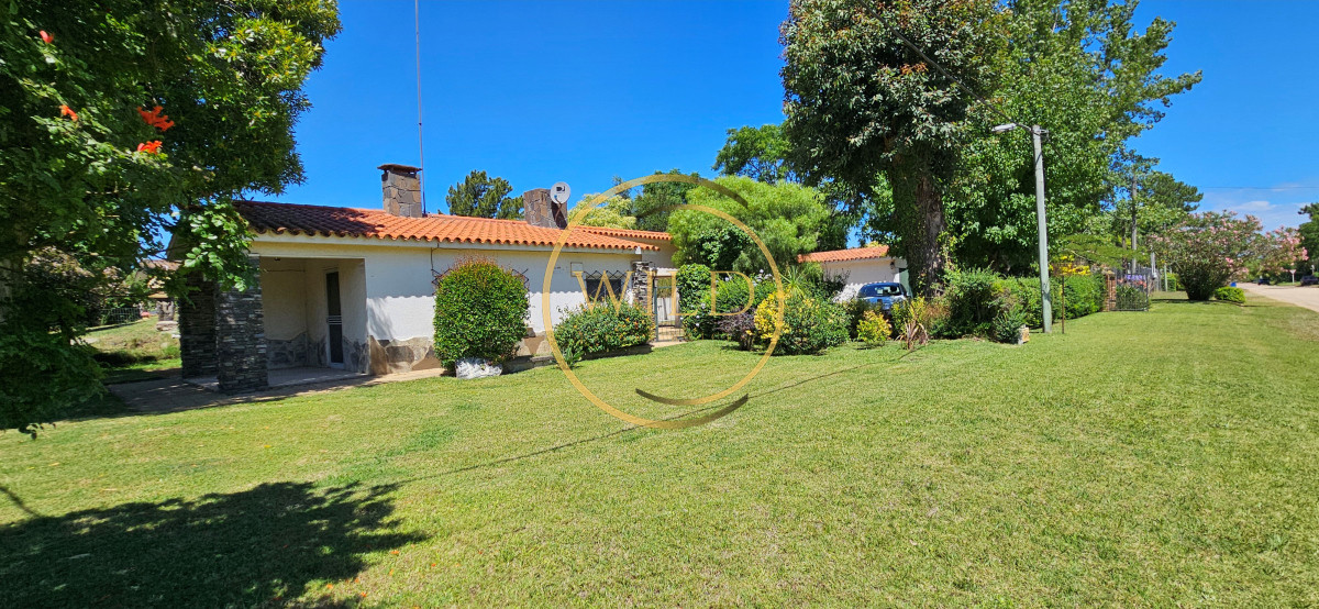 Casa ID.2389 - Venta de Casa con gran jardín, de 2 Dormitorios + Apartamento de Servicio en Parque del Plata