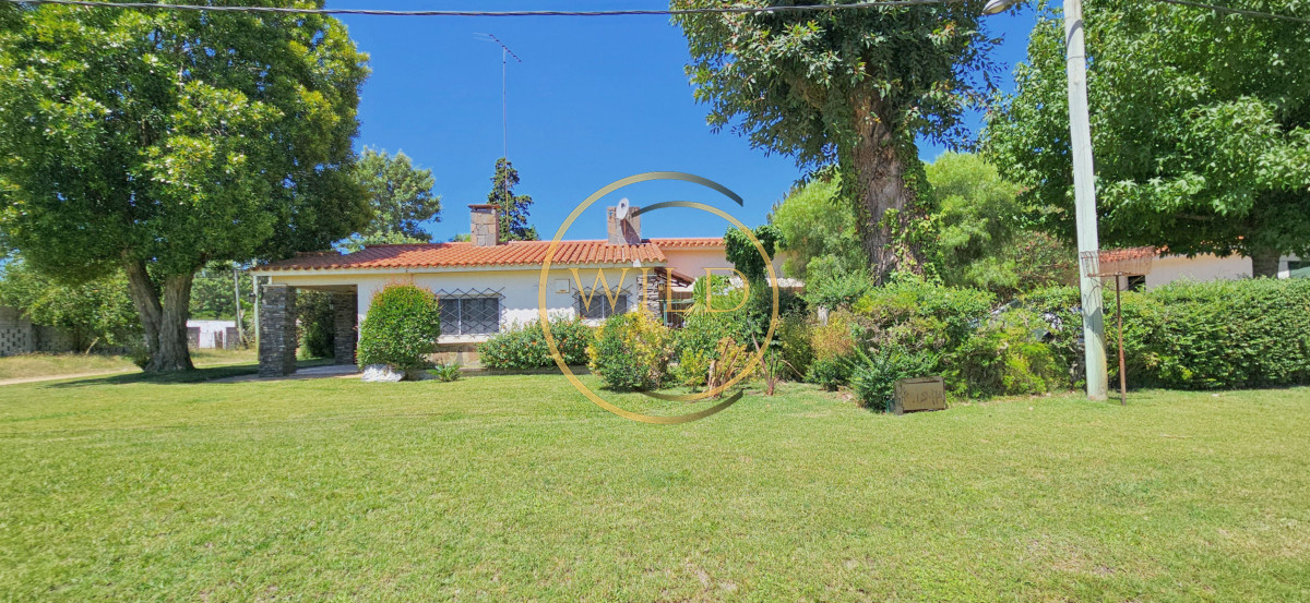 Casa ID.2389 - Venta de Casa con gran jardín, de 2 Dormitorios + Apartamento de Servicio en Parque del Plata