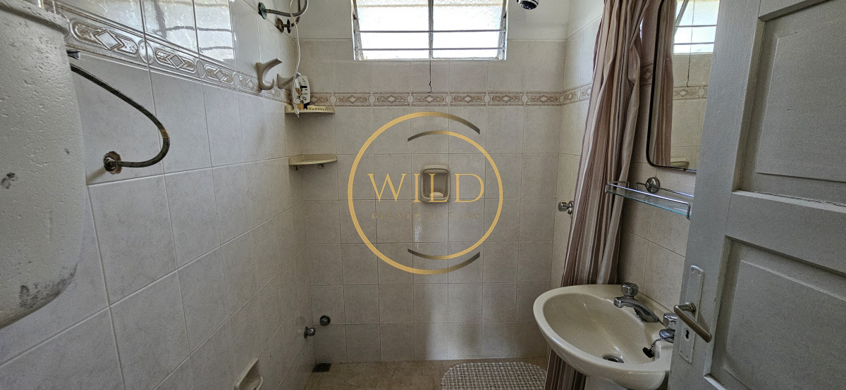 Casa ID.2389 - Venta de Casa con gran jardín, de 2 Dormitorios + Apartamento de Servicio en Parque del Plata