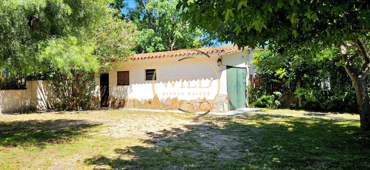 Casa ID.2389 - Venta de Casa con gran jardín, de 2 Dormitorios + Apartamento de Servicio en Parque del Plata