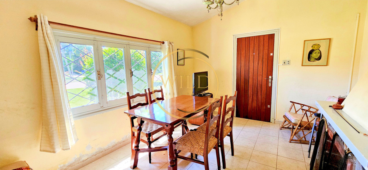 Casa ID.2389 - Venta de Casa con gran jardín, de 2 Dormitorios + Apartamento de Servicio en Parque del Plata