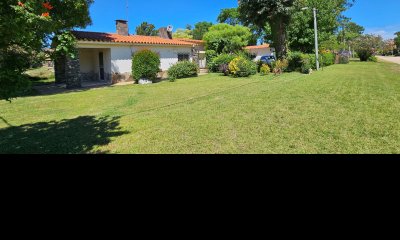 Venta de Casa con gran jardín, de 2 Dormitorios + Apartamento de Servicio en Parque del Plata