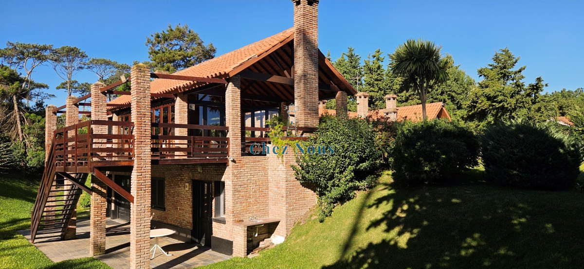 Casa ID.770 - Oportunidad! Venta de casa de 7 dormitorios en Pinares, Punta del Este.