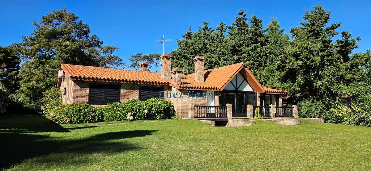 Casa ID.770 - Oportunidad! Venta de casa de 7 dormitorios en Pinares, Punta del Este.