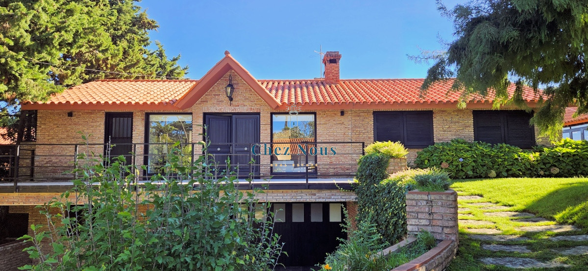 Casa ID.770 - Oportunidad! Venta de casa de 7 dormitorios en Pinares, Punta del Este.